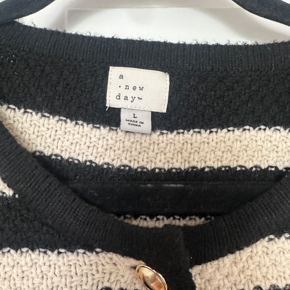 Women's Ribbed Cuff Button-Front Cardigan - Picture 7 of 7